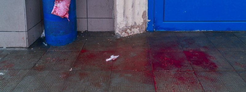 В Днепре в "АТБ" мужчина резал себе вены и кидался на людей с ножом