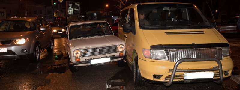 На улице Вячеслава Липинского столкнулись Mercedes и ВАЗ