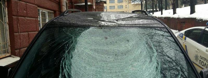 На Яворницкого кусок льда разбил лобовое стекло и помял крышу Toyota