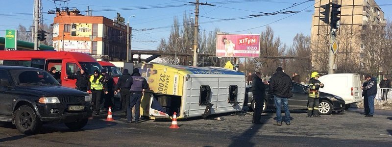 На перекрестке Калиновой и Янтарной перевернулась маршрутка: пострадали много пассажиров