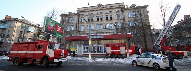 На Титова загорелось здание поликлиники