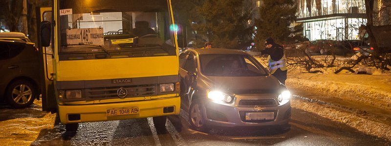 На проспекте Гагарина автомобиль Chevrolet протаранил маршрутку с пассажирами
