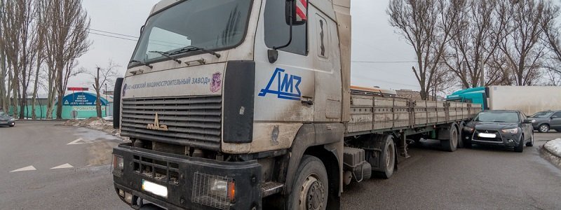 На улице Маршала Малиновского столкнулись грузовик и Mitsubishi: движение затруднено