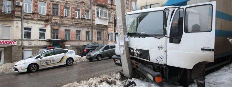 На улице Сечевых Стрельцов грузовик врезался в электроопору