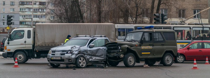 На Слобожанском проспекте столкнулись Mitsubishi и автомобиль полиции: пострадала женщина