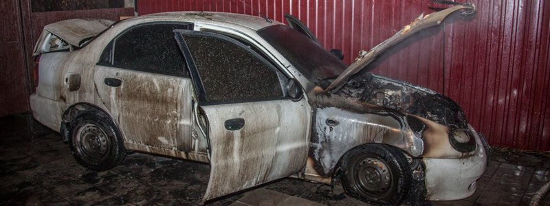 В Днепре на Игрени горел автомобиль Daewoo Lanos