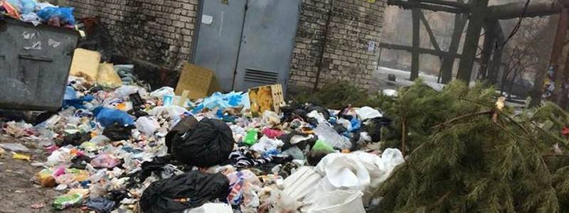 Один из дворов на Батумской засыпало мусором
