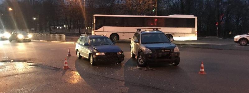 На проспекте Богдана Хмельницкого столкнулись Hyundai и Opel: пострадала женщина