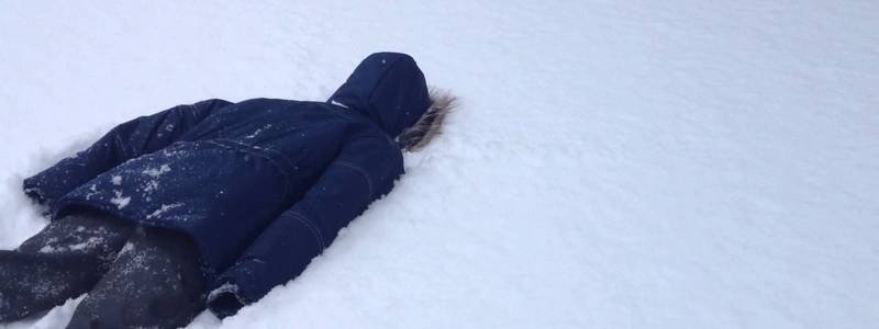 В Днепре пьяный отец потерял маленькую дочь и уснул в снегу