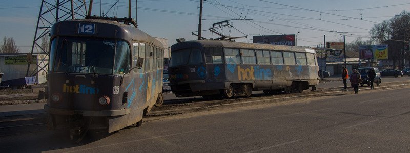 На проспекте Богдана Хмельницкого трамвай сошел с рельсов