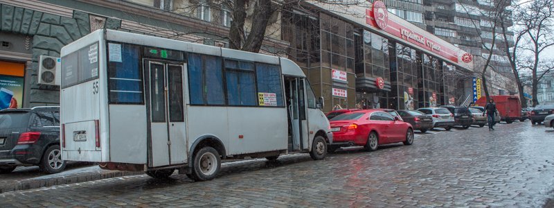 На Грушевского не поделили дорогу 55-я маршрутка и Audi: движение затруднено