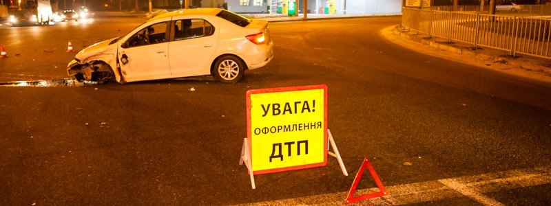 На Калиновой Lada протаранила Renault и вылетела на тротуар: пострадал мужчина