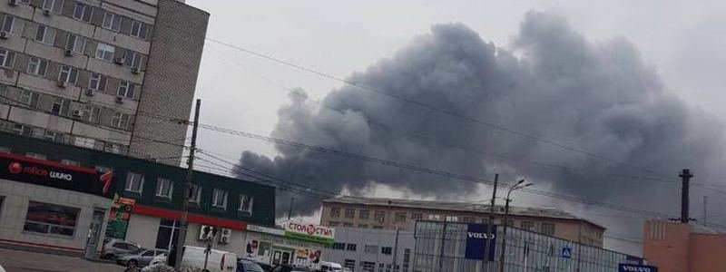 Сильный пожар в Днепре: горят магазины на улице Пастера