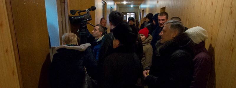 Поющие бабушки и компромат на судей: о чем кричали в здании Шевченковского суда в Днепре