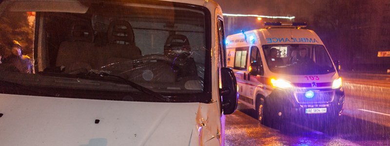 На Набережной Победы микроавтобус сбил девушку и парня