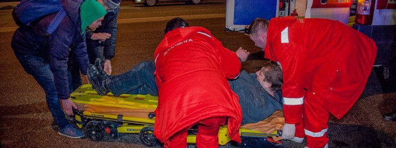 В Днепре на съезде с Нового моста таксист сбил парня