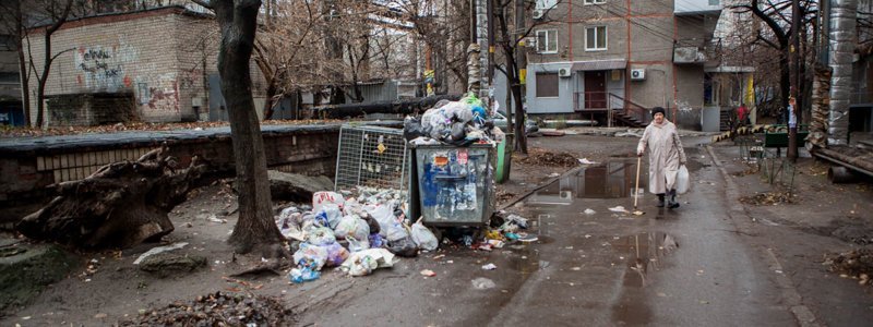 Один из дворов на Набережной Победы превратился в мусорную свалку