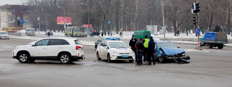 На проспекте Хмельницкого столкнулись Kia и BMW: пострадала женщина