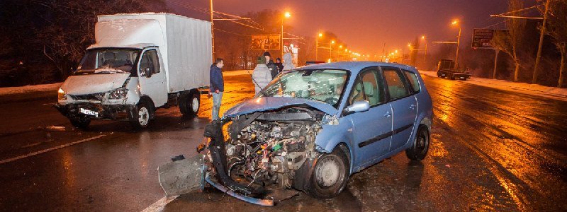 На Запорожском шоссе столкнулись Renault и "Газель": есть пострадавшие