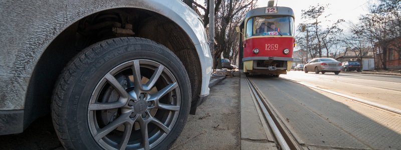 На Грушевского "мастер парковки" остановил движение трамваев