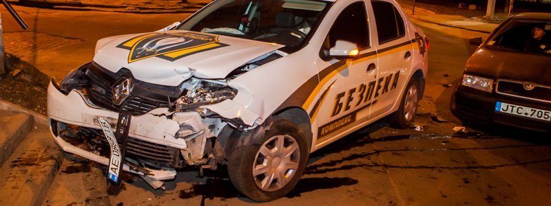 ДТП в Шевченковском районе Днепра: автомобиль охранной фирмы врезался в Skoda