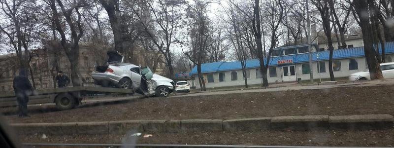 На проспекте Пушкина Mercedes "влетел" в столб: погибли два парня