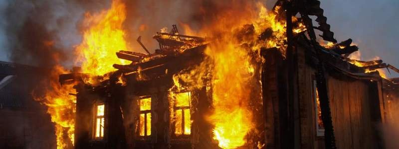 В Днепре горел жилой дом: пострадал мужчина