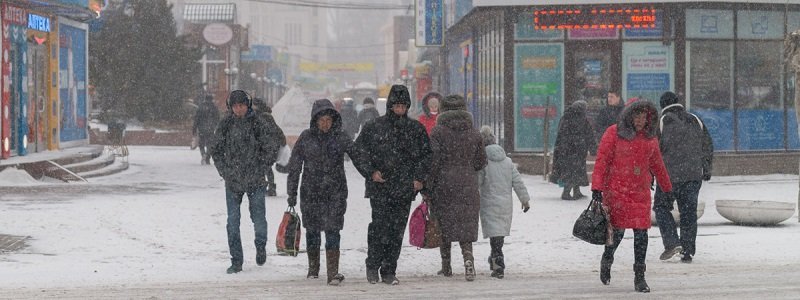 В Днепр вернулась зима: город замело снегом