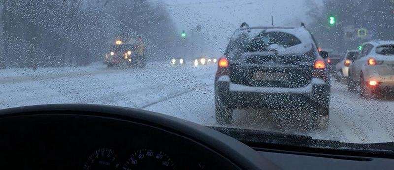 Внимание: на дорогах в Днепре мокрый снег и плохая видимость