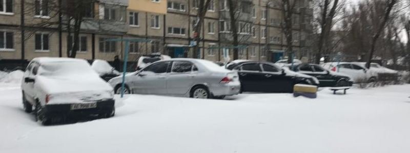 Снежные завалы не позволяют людям выйти из дома: в Днепр пришла "весна"