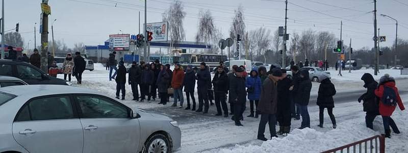 "Мы не уедем и вы не уедете": жители Днепра перекрыли Донецкое шоссе
