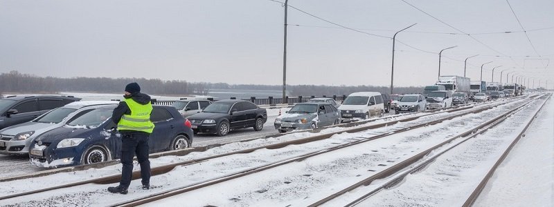 Как полицейские Днепра и области помогают автомобилистам в снежных "ловушках"