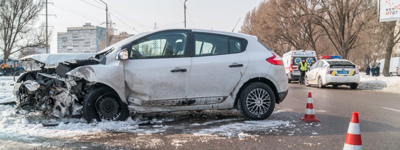 На Донецком шоссе Renault влетел в столб: пострадал мужчина