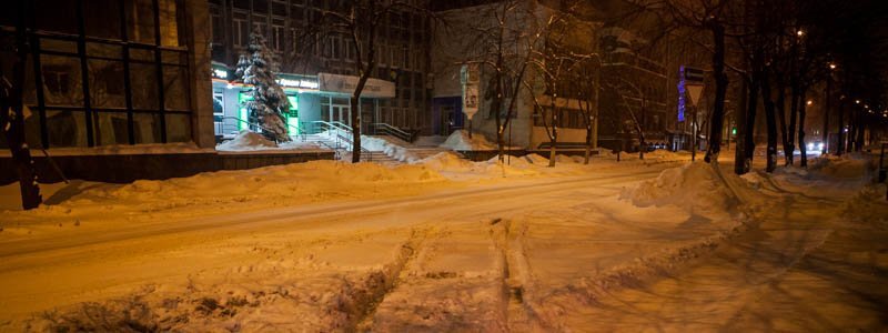 В Днепре всю ночь не прекращаясь шел снег: город замело