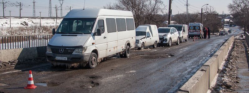В Днепре на Самарском мосту столкнулись три машины: пострадала девушка
