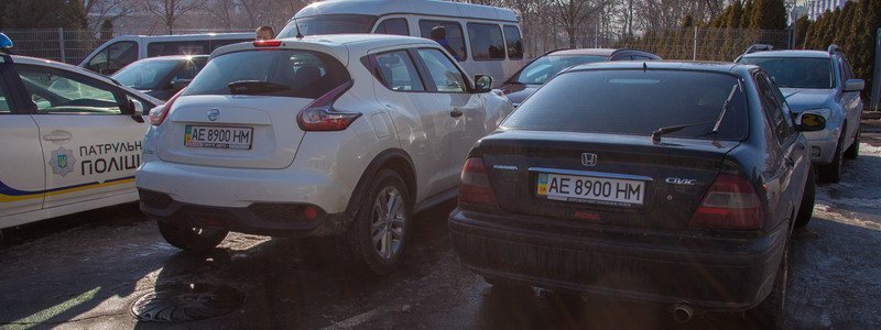 В Днепре на стоянке METRO обнаружили автомобили с одинаковыми номерами