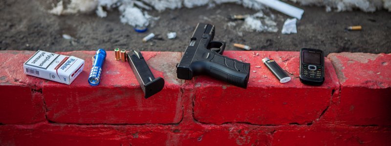 На Семафорной возле «АТБ» агрессивный мужчина открыл стрельбу из пистолета