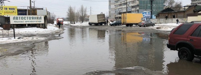 В Днепре на улице Дементьева из-за плохих дорог тонут автомобили