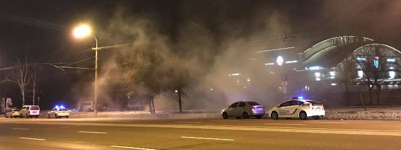 Тушили снегом: на парковке «Барон Разгуляефф» горел автомобиль