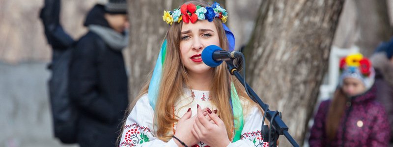 В центре Днепра с флагами и цветами читали стихотворения Шевченко