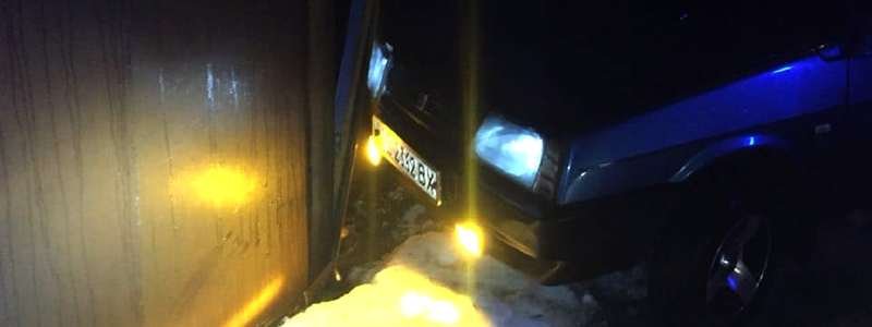 В Днепре пьяный водитель ВАЗ, уходя от погони, протаранил ворота частного дома