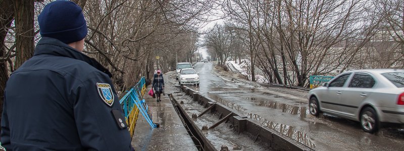 Дыры в тротуаре и ржавый металл: как выглядит мост через реку Маячка на Игрени