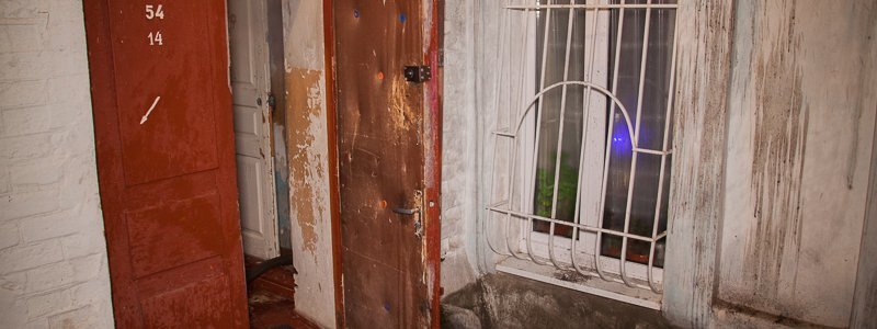 В Днепре на улице Владимира Антоновича горел жилой дом: пострадала женщина