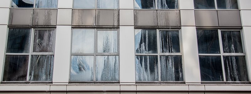 В здании на Воскресенской авария: вода льется через окна