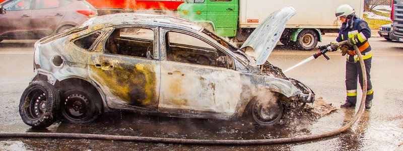 На улице Отечественной автомобиль Ford сгорел дотла