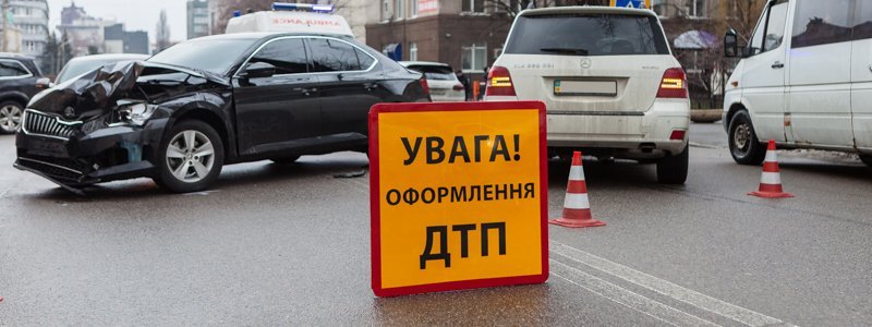 На Троицкой площади столкнулись Skoda и Mercedes: пострадала беременная женщина