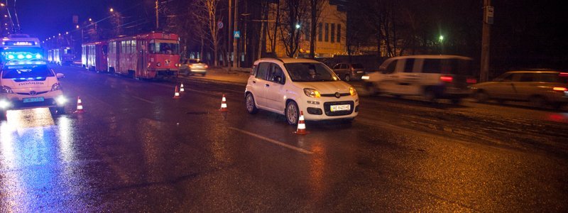 В Днепре возле завода "Днепропресс" автомобиль сбил женщину: движение трамваев заблокировано