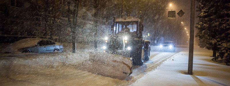 Пока город спит: как коммунальщики всю ночь борются со снегом в Днепре