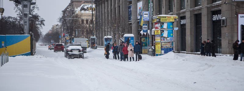 Транспортный коллапс в Днепре: из-за снегопада люди не могут добраться на работу