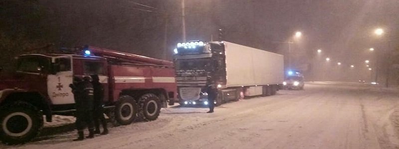 За ночь в Днепре и области 251 автомобиль попал в "снежный плен"